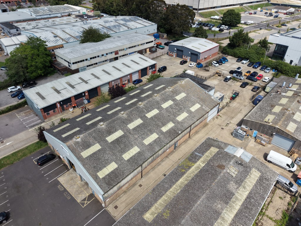 Lot: 20 - LEASEHOLD INDUSTRIAL UNIT AND LAND FOR INVESTMENT - Aerial view of 28 Southmoor Lane